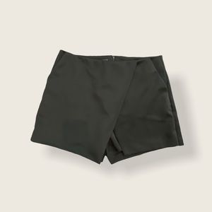 ✨ HOST PICK ✨ Suzy Shier Shorts w/ Envelope M